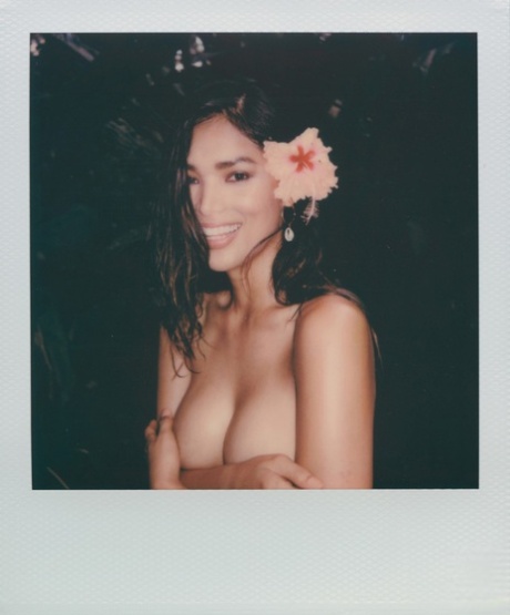 Centerfold-modellen Geena Rocero byter underkläder när hon poserar för Playboy