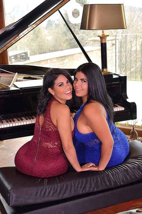 Latinoamerické lesbičky Kesha Ortega & Sheila Ortega si před análními hrátkami svléknou dlouhé šaty