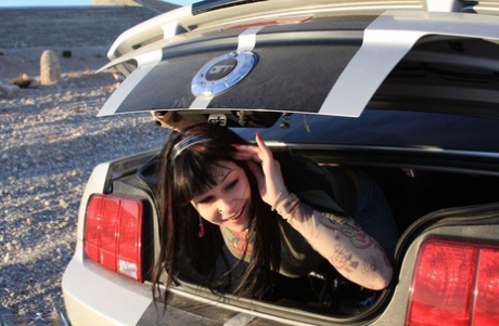 Amateur Susy Rocks entkommt aus dem Kofferraum eines Autos, bevor sie sich ans Steuer setzt