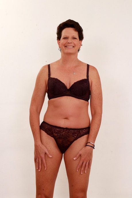 Kurzhaarige Oma Beth Mckenna wirft ihre Unterwäsche weg, bevor sie einen Penis absaugt