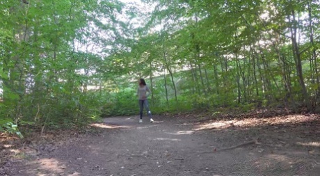 La jolie brune Esperansa baisse son jean pour faire pipi dans la forêt.