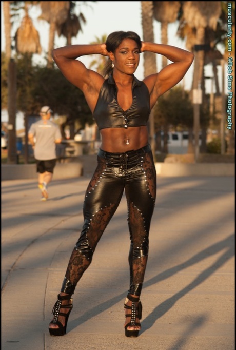 Ebony bodybuilder Jaquita Person Taylor flexer, mens hun lufter sine hunde