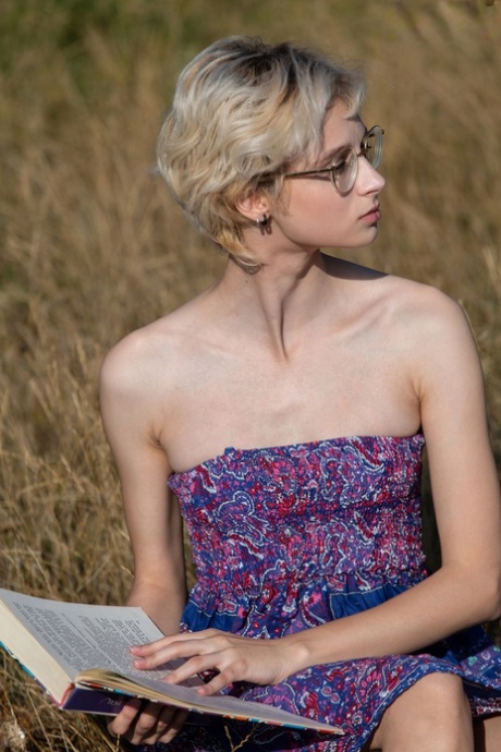 Streberin wirft ihr Buch und ihre Brille weg, bevor sie sich auf einem Feld auszieht