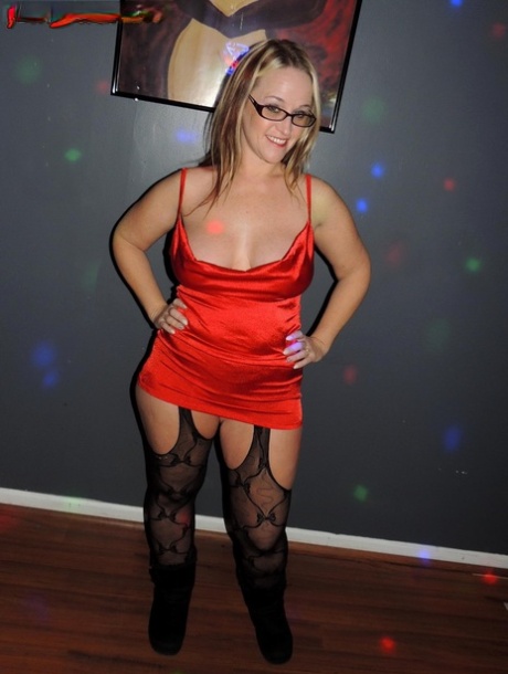 Dee Siren trekt een rode jurk omhoog om haar dikke kont te laten zien in sexy kousenbroek