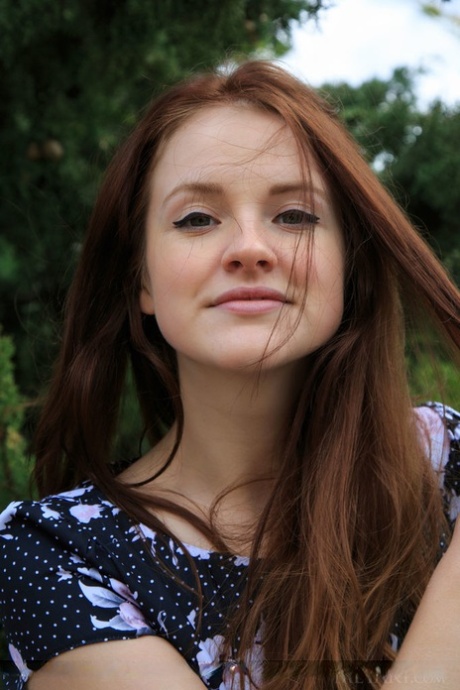 La jeune rousse Alice May exhibe sa fente étroite sur des escaliers en bois en plein air.