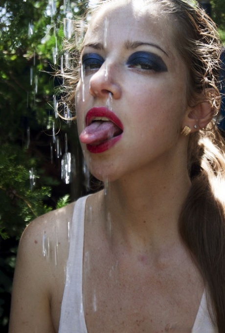 Teenage-solopigen Mika A flår sine strømpebukser op, mens hun tager et udendørs brusebad