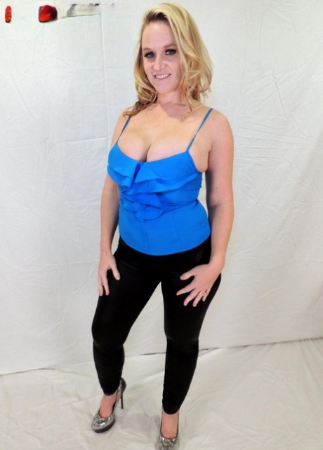 Blonde MILF Dee Siren zeigt ihr beeindruckendes Dekolleté in schwarzen Leggings