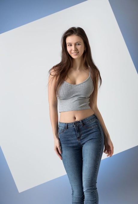 Nice teen Alisa I frigjør sin vakre kropp fra en midriff skjorte og blå jeans