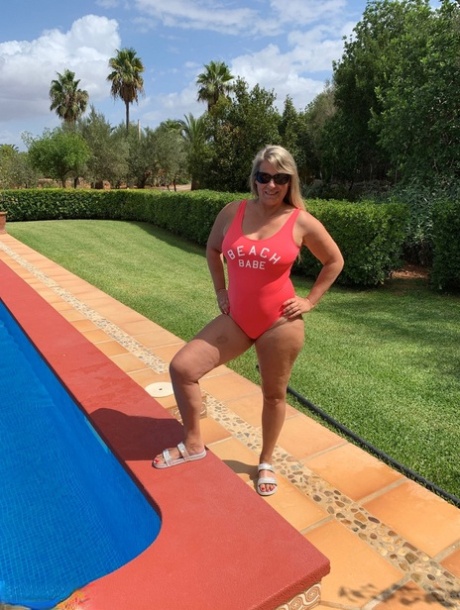 Die übergewichtige Blondine Sweet Susi befreit ihre Titten und ihre Möse aus einem Badeanzug am Pool