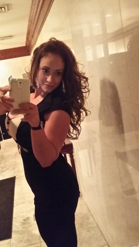 MILF-pornostjernen Eva Notty tager nøgenbilleder af sig selv, mens hun hænger ud derhjemme