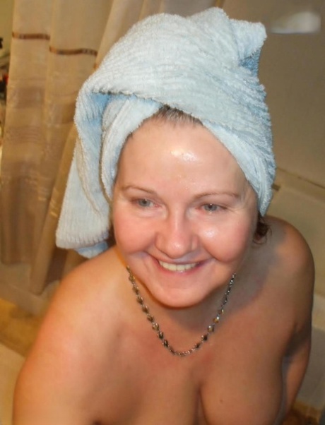 シャワーを浴びながらチンコを手にする熟女バスティー・ブリス