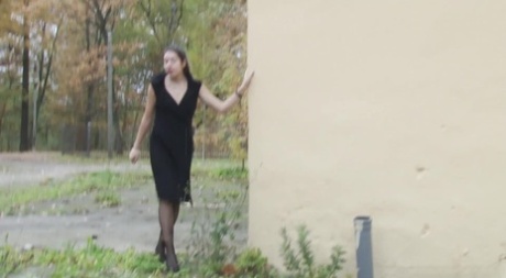 Vita tjejen Diana Sweet fångas när hon pissar bakom en byggnad