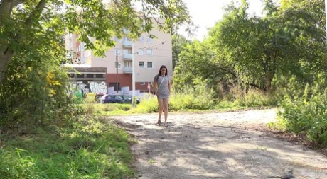 La donna caucasica Valentina Ross si accovaccia per pisciare su una strada sterrata