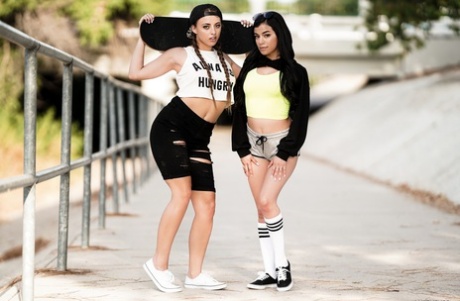 Jovens patinadoras modelo Savannah Sixx & Gia Derza em uma calçada para um show do SFW