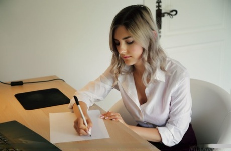 La simpática adolescente Eva Elfie exhibe su coño afeitado encima de una mesa en su habitación