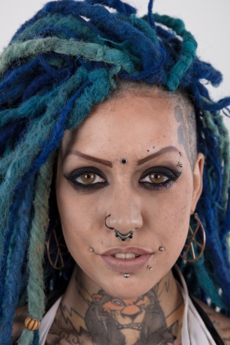 Punkmeisje met een hoofd vol geverfde dreads staat naakt in haar modellendebuut