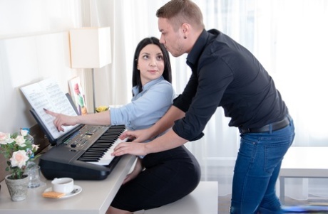 Mørkhåret tenåring blir forført og knullet av keyboardinstruktøren.