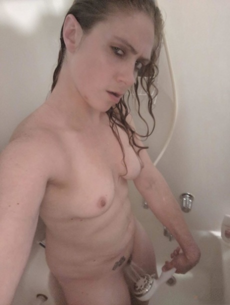 Amateur chick neemt selfies tijdens een masturbatie sessie in een douche