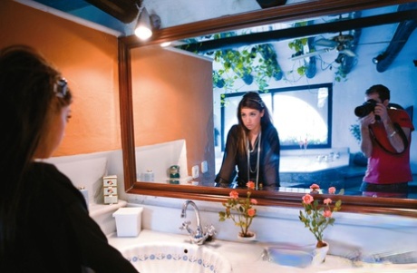 Pornostar Carla Cruz erhält 2 Gesichtsbehandlungen mit offenem Mund im Badezimmer