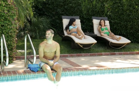 Meninas excitadas Savannah Sixx & Lily Glee seduzem um beliche enquanto estão penduradas na piscina