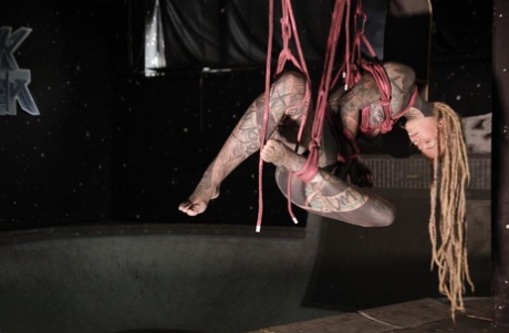 Tungt tatuerad flicka hängs upp i rep innan hon ger en POV avsugning