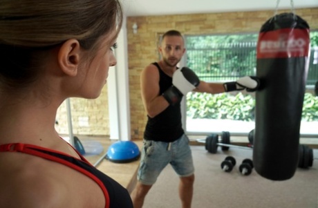 Atletische Rebecca Volpetti gaat PTM met een man na een thuis workout