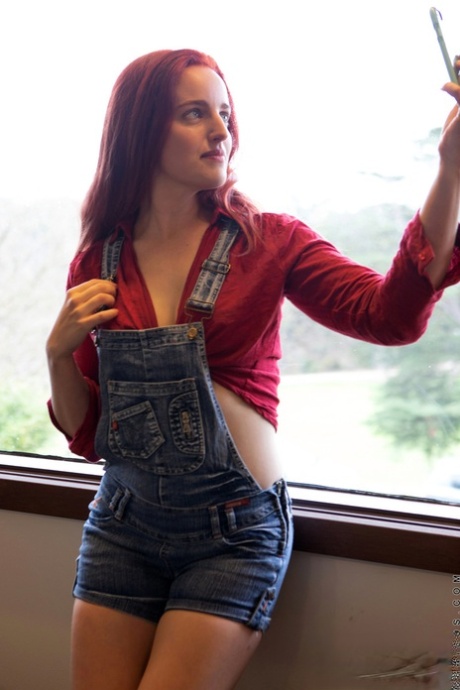 Rödhåriga hemmafrun Charlie Forde tar självbilder medan hon är helt naken