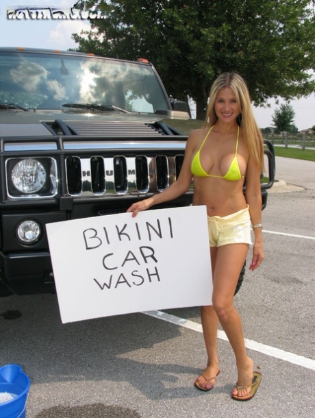 Latina amateur ontbloot haar grote tieten terwijl ze een Jeep wast in een bikini