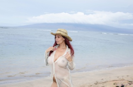 La MILF asiática Tera Patrick posa en solitario en la playa