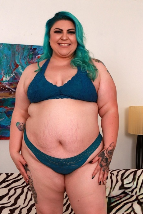 SSBBW Bella Bendz sportovní obarvené vlasy při prstem šíření její vagíny