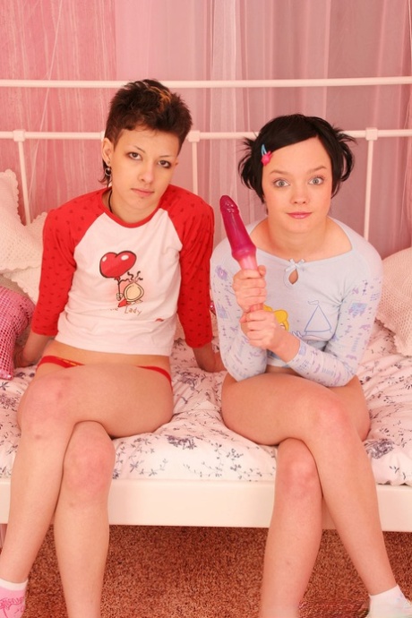 Młode dziewczyny używają seks zabawki podczas lesbijskiego seksu na łóżku dziennym