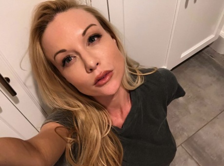 Hete blonde Kayden Kross sport lange tepels terwijl ze masturbatie selfies neemt