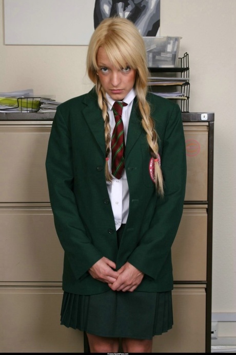 Blond student blottar sin rumpa för att få spö av sin kvinnliga lärare
