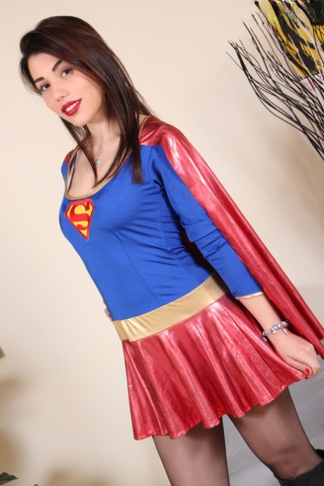 Prachtig meisje Petra shows haar hose attired voeten in een Superman kostuum