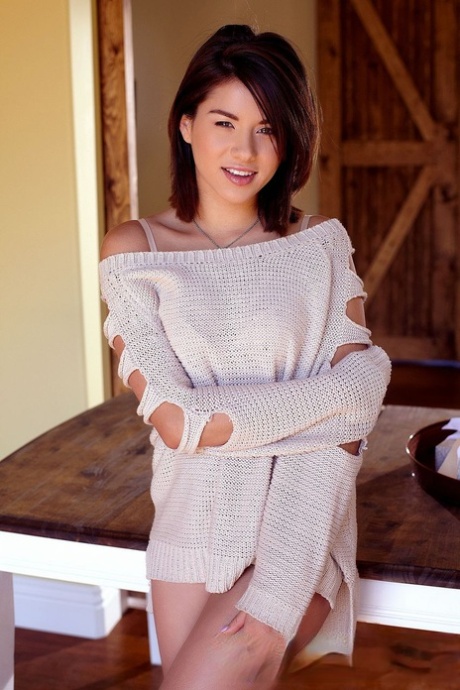 Solo-Girl Shyla Jennings zieht einen Pullover und Unterwäsche aus, um ihre Muschi zu zeigen