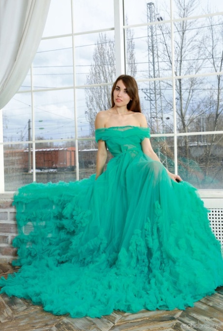 Симпатичный подросток Рози Лорен снимает элегантное платье, чтобы стать моделью в обнаженном виде