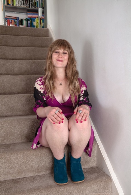 De rondborstige amateur Betty Busen showt haar volle schaamhaar op een trap