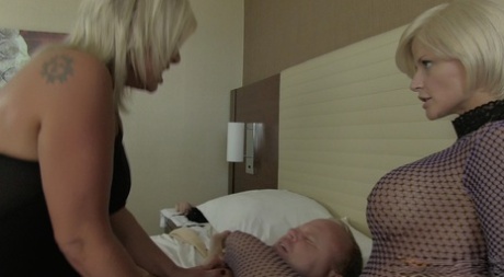 Blonda Carey Riley & Joslyn James överraskar en sovande man med en 3some