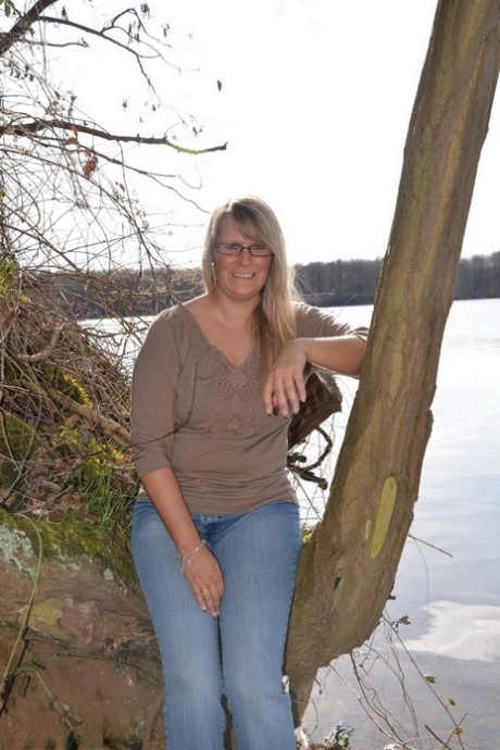 Overgewicht amateur Sweet Susi draagt haar bril terwijl ze naakt aan de rivier ligt