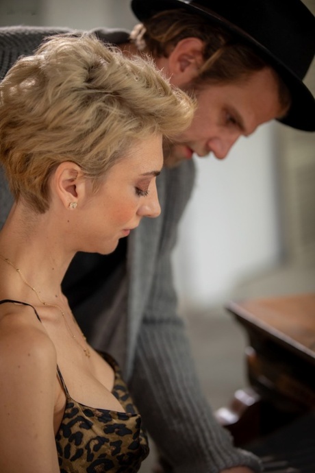 Natalie Anna, cougar aux cheveux courts, se fait sauter par son jeune professeur de piano.