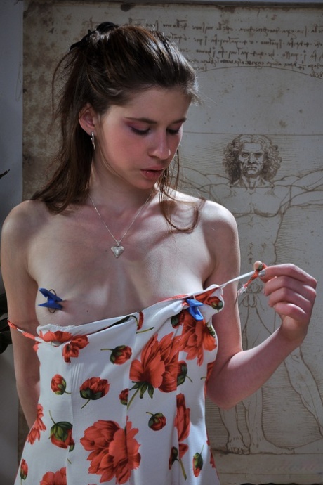 Slav med halsband spetsas på en dildo efter tortyr av bröstvårtor