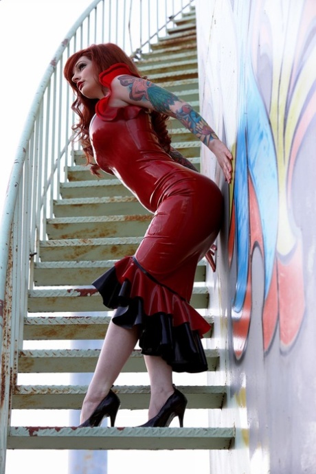 Великолепная рыжая Ванесса Лейк освобождается от длинного красного латексного платья на каблуках