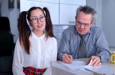 亚洲女学生李璐在小辫子和暖腿裤中干她的老教师