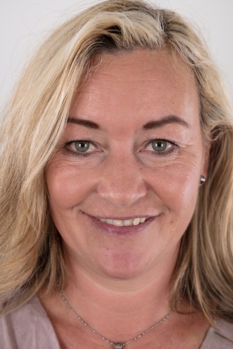 Rijpe blondine Sandra staat helemaal naakt tijdens haar naaktmodellenlancering