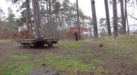 Blond meisje met een geschoren kutje Jarushka Ross plast tijdens een wandeling in het bos