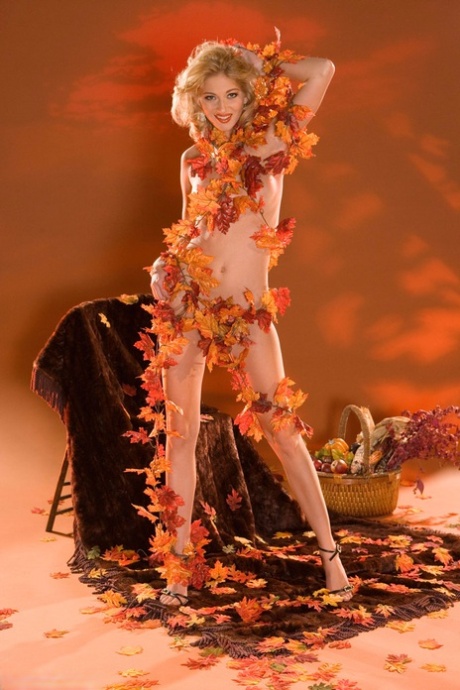 Modelka Nevaeh pozuje do solowej sesji zdjęciowej, otulona liśćmi.