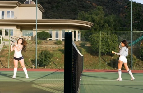 Горячие цыпочки Кристина Роуз и Лана Лопес занимаются лесбийским сексом на теннисном корте