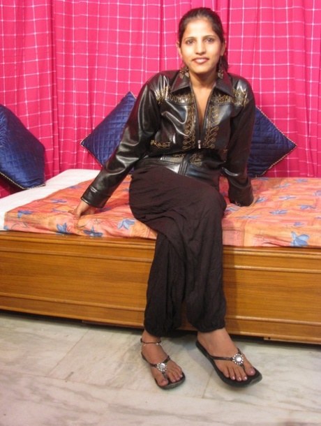 La MILF indienne dévoile ses seins naturels en se mettant à poil sur un lit