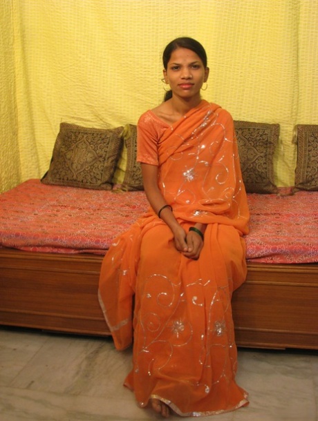 Une femme indienne maigre se déshabille avant de se faire écarter la fente serrée.