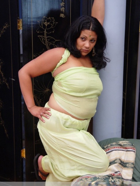 Indisk fyldigere kvinne viser frem sine naturlige pupper før hun viser den store rumpa.